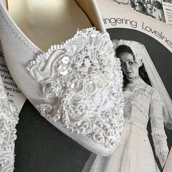 Vintage 80s Coloriffics White Satin Kitten Heels – Lace Bridal Wedding Shoes 7.5 - Picture 11 of 13